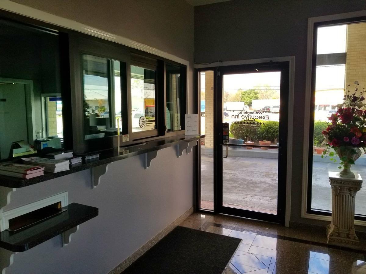 Executive Inn Pasadena Bagian luar foto